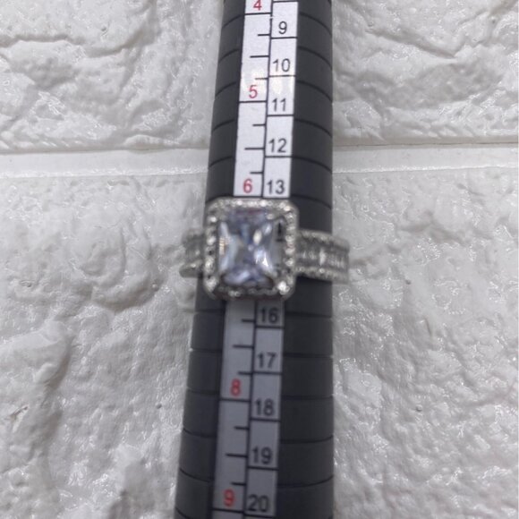 Women’s Fashion Jewelry Ring Size 7 Metal W/ White Center Stone Elegant Style - Picture 2 of 9